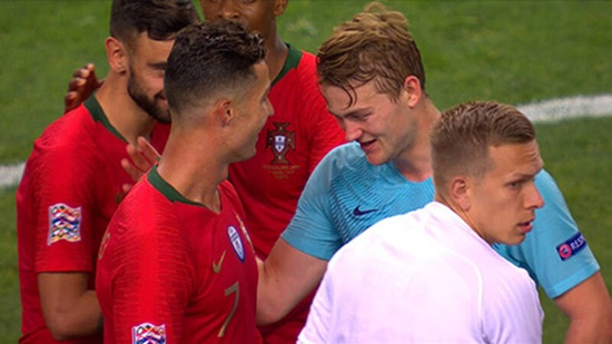 Bóng đá - Biểu cảm 'khó đỡ' và 'lời mời gọi' của Ronaldo với đối thủ sau khi vô địch Nations League (Hình 7).