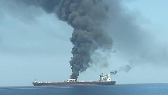 Tin thế giới - Hai tàu chở dầu bị tấn công bí ẩn trên vịnh Oman