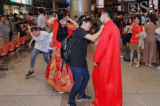 Đáp án đề thi ĐH - Đông Nhi - Ông Cao Thắng diện đồ cô dâu chú rể, làm 'đám cưới' ngay ở sân bay