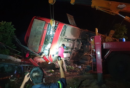 Tin trong nước - Đắk Lắk: Lật xe khách trong đêm, 1 người chết, hàng chục người bị thương