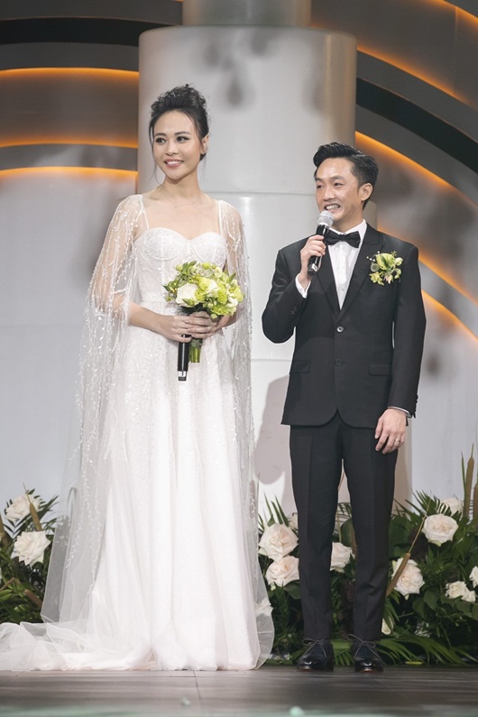 Giải trí - Cận cảnh 3 bộ váy cưới lộng lẫy khiến Đàm Thu Trang đẹp như công chúa trong đám cưới với Cường Đô la (Hình 6).