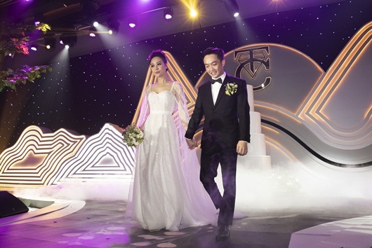Giải trí - Cận cảnh 3 bộ váy cưới lộng lẫy khiến Đàm Thu Trang đẹp như công chúa trong đám cưới với Cường Đô la (Hình 7).