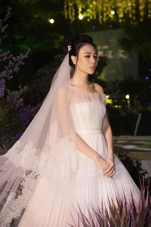 Giải trí - Cận cảnh 3 bộ váy cưới lộng lẫy khiến Đàm Thu Trang đẹp như công chúa trong đám cưới với Cường Đô la (Hình 2).