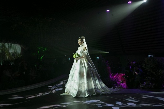 Giải trí - Cận cảnh 3 bộ váy cưới lộng lẫy khiến Đàm Thu Trang đẹp như công chúa trong đám cưới với Cường Đô la (Hình 9).