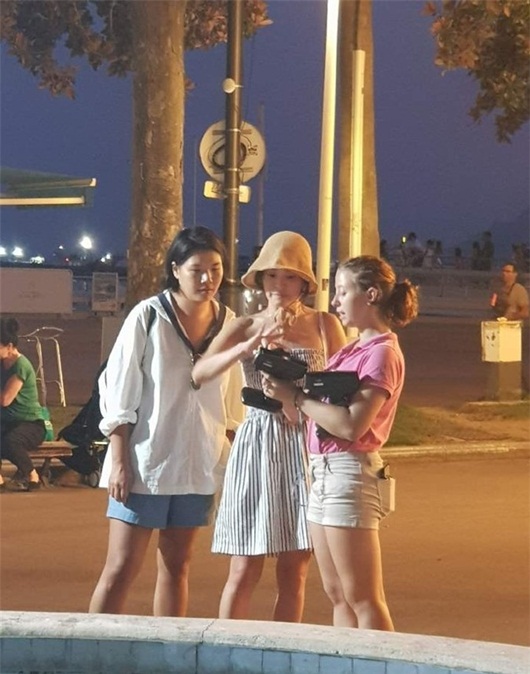 Giải trí - Song Hye Kyo diện váy ngắn, khoe vai trần dạo chơi trên đường phố Pháp