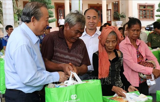 Tin tức - Phó Thủ tướng Trương Hòa Bình thăm, tặng quà gia đình chính sách tại Bình Phước