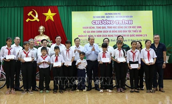 Tin tức - Phó Thủ tướng Trương Hòa Bình thăm, tặng quà gia đình chính sách tại Bình Phước (Hình 2).