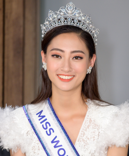 Giải trí - Hoa hậu Lương Thùy Linh mở lại Facebook sau đăng quang, vẫn còn 'lâng lâng' vì vương miện (Hình 2).