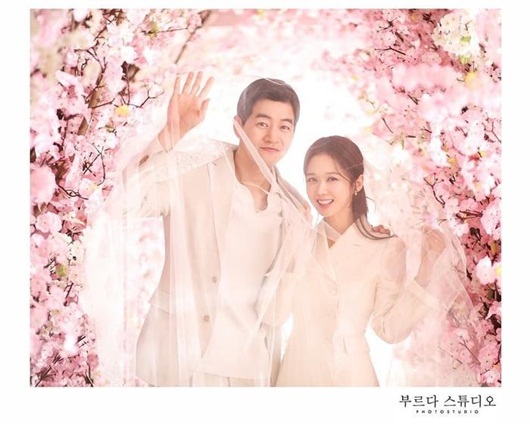Giải trí - Ảnh cưới của Jang Nara và 'người chồng quốc dân' Lee Sang Yoon khiến dân tình 'dậy sóng'
