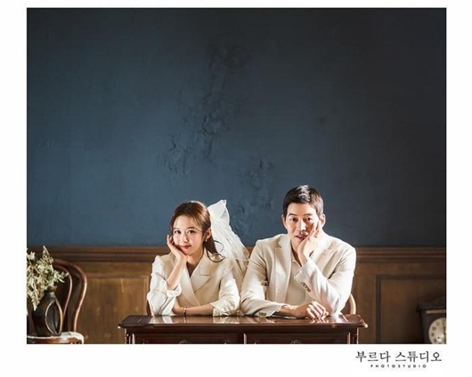 Giải trí - Ảnh cưới của Jang Nara và 'người chồng quốc dân' Lee Sang Yoon khiến dân tình 'dậy sóng' (Hình 2).