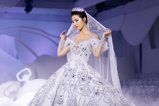 Tin tức giải trí - Minh Tú hóa công chúa với váy đính 50.000 viên pha lê, nặng 25kg (Hình 8).