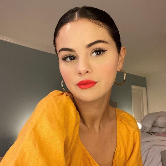 Entertainment news - A series of photos of Selena Gomez taking out the trash were 'dug up', her stunning beauty made people devastated (Figure 6).