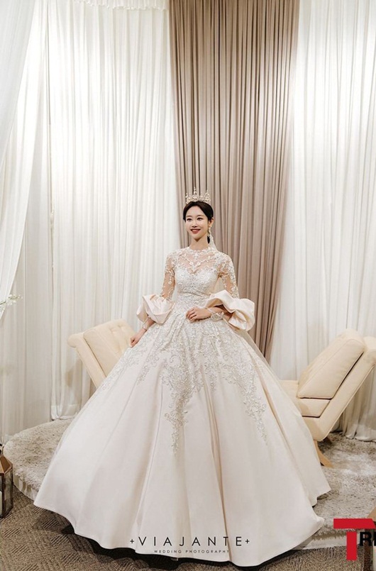 Tin tức giải trí - Cận cảnh váy cưới như công chúa cổ tích khiến sao nữ vô danh xứ Hàn thành tâm điểm (Hình 2).