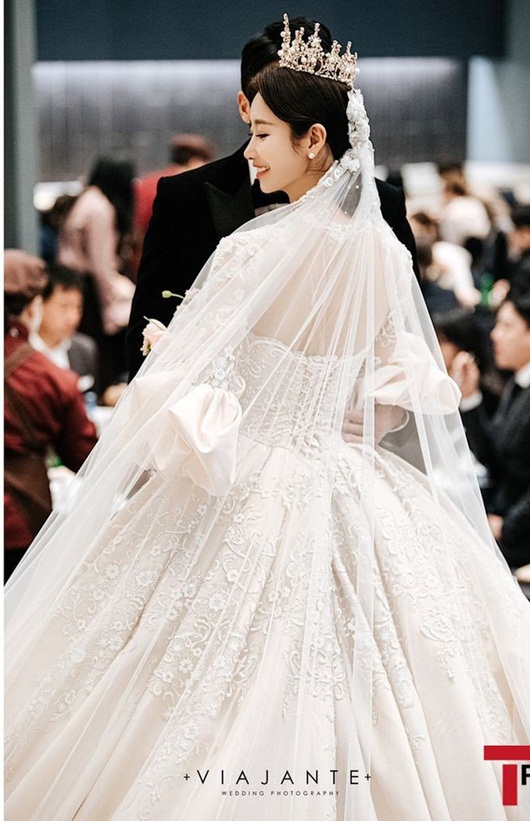 Tin tức giải trí - Cận cảnh váy cưới như công chúa cổ tích khiến sao nữ vô danh xứ Hàn thành tâm điểm (Hình 3).