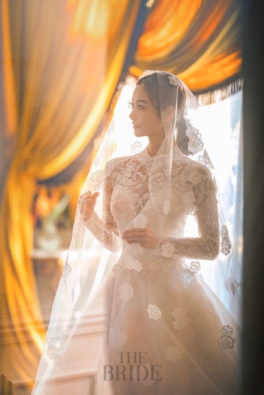 Tin tức giải trí - Cận cảnh váy cưới như công chúa cổ tích khiến sao nữ vô danh xứ Hàn thành tâm điểm (Hình 5).