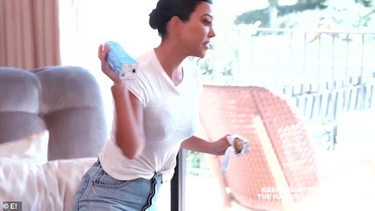 Tin tức giải trí - Chị em nhà Kim Kardashian 'thượng cẳng chân, hạ cẳng tay' trên sóng truyền hình