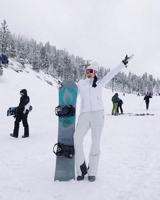 Tin tức giải trí - Phạm Hương học Kendall Jenner diện bikini khoe body nóng bỏng giữa trời tuyết (Hình 5).