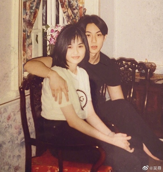 Chuyện làng sao - Khoe ảnh chụp cùng bà xã năm 16 tuổi, Ngô Tôn vướng tin đồn 'bắt vợ sinh con theo lịch'