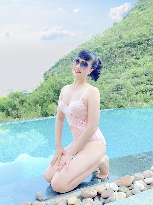 Tin tức giải trí - Bức ảnh diện bikini 'gây sốt' của nghệ sĩ Vân Dung ở tuổi 45