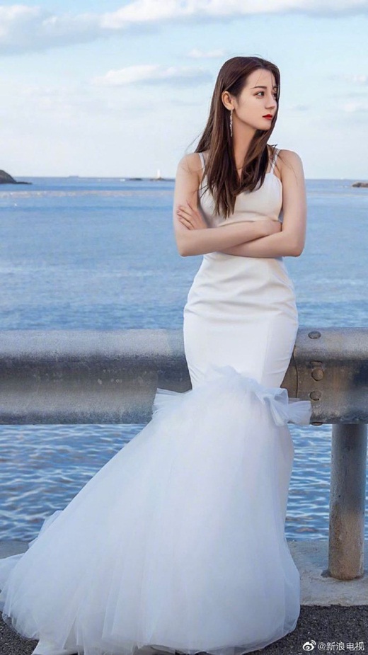 Tin tức giải trí - Nhiệt Ba khoe nhan sắc diễm lệ khi diện váy cưới, 'body cực phẩm' là điều khiến dân tình trầm trồ (Hình 7).