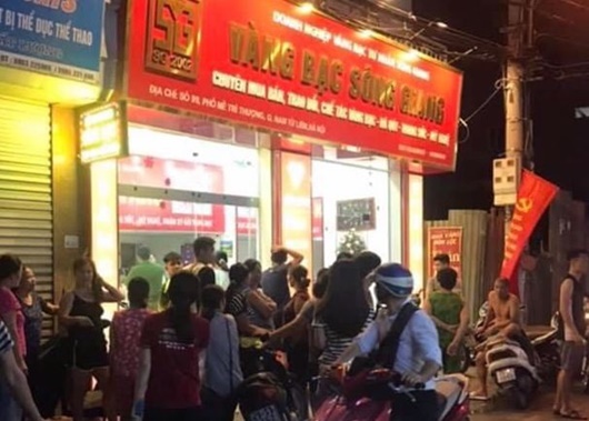 An ninh - Hình sự - Kẻ cướp tiệm vàng táo tợn ở Hà Nội đâm trọng thương một người truy đuổi