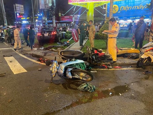 Tin trong nước - TP.HCM: Nữ tài xế lái Camry tông hàng loạt xe máy chờ đèn đỏ, nhiều người bị thương