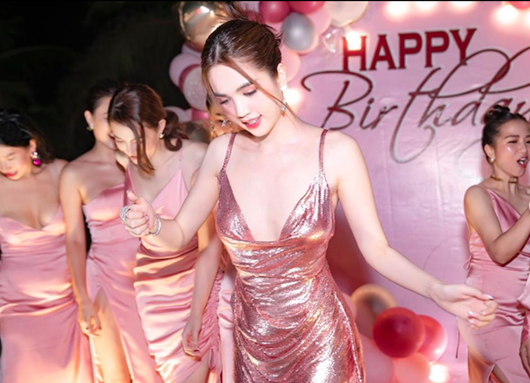 Tin tức giải trí - Ngọc Trinh tiết lộ tiệc sinh nhật hồng rực, diện váy ngắn xẻ sâu khoe vũ đạo uyển chuyển hút mắt (Hình 3).