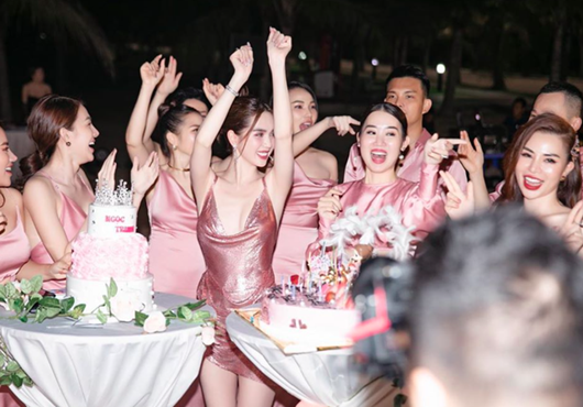 Tin tức giải trí - Ngọc Trinh tiết lộ tiệc sinh nhật hồng rực, diện váy ngắn xẻ sâu khoe vũ đạo uyển chuyển hút mắt (Hình 4).