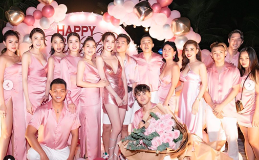 Tin tức giải trí - Ngọc Trinh tiết lộ tiệc sinh nhật hồng rực, diện váy ngắn xẻ sâu khoe vũ đạo uyển chuyển hút mắt (Hình 7).