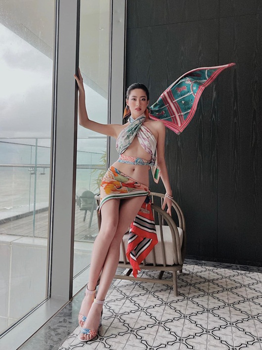 Tin tức giải trí - Lương Thùy Linh 'đu trend' quấn khăn làm bikini, tạo dáng 'hiểm hóc' khiến dân tình thót tim (Hình 2).