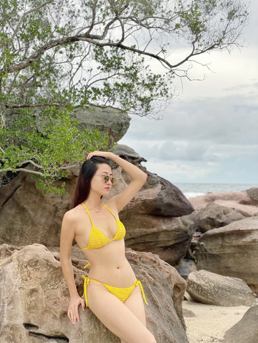 Tin tức giải trí - Lương Thùy Linh 'đu trend' quấn khăn làm bikini, tạo dáng 'hiểm hóc' khiến dân tình thót tim (Hình 4).