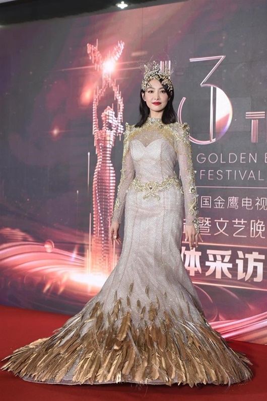 Tin tức giải trí - Trang phục xấu nhất 2020 của sao nữ Hoa ngữ: Kim Ưng buồn của Tống Thiến, Dương Mịch cũng có lúc sai lầm