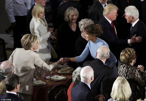 Tin thế giới - Trump và Clinton bắt tay gượng gạo tại tiệc trưa nhậm chức