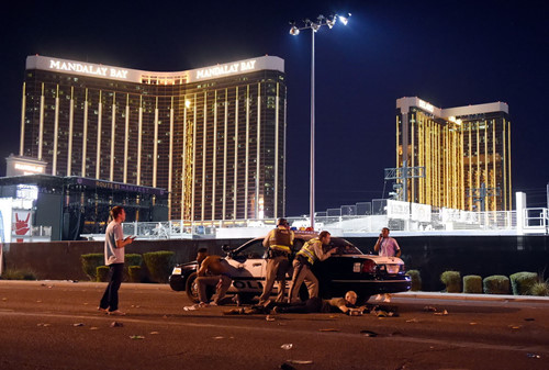 Tin thế giới - ‘Trút đạn như mưa’ vào khu sòng bài Las Vegas, ít nhất 250 người thương vong (Hình 7).