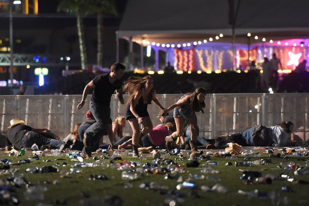 Tin thế giới - ‘Trút đạn như mưa’ vào khu sòng bài Las Vegas, ít nhất 250 người thương vong (Hình 5).