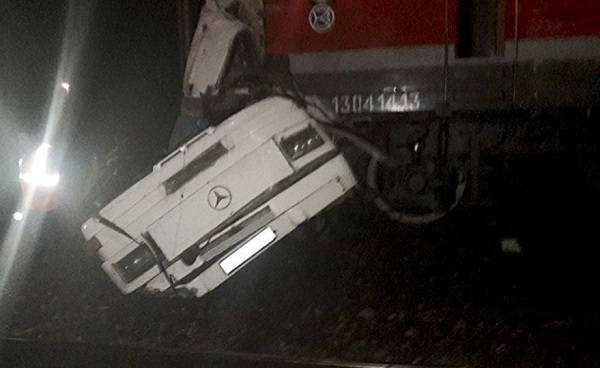 Tin thế giới - Cố vượt đèn đỏ, xe buýt bị tàu hỏa đâm ‘xé rời’, ít nhất 16 người chết