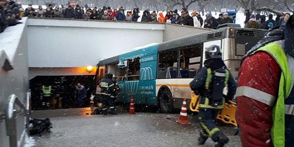 Tin thế giới - Xe buýt lao vào hầm đi bộ tại Moscow, 15 người thương vong