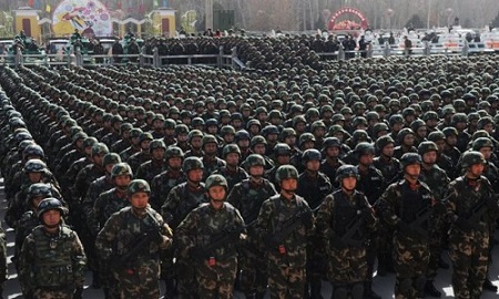 Tin thế giới - Trung Quốc: 10.000 cảnh sát vũ trang chống khủng bố diễu hành tại Tân Cương