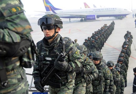 Tin thế giới - Trung Quốc: 10.000 cảnh sát vũ trang chống khủng bố diễu hành tại Tân Cương (Hình 2).