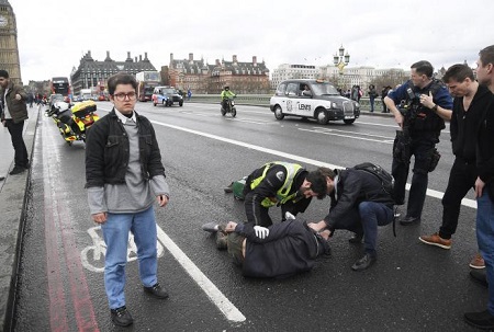 Tin thế giới - Xem lại những diễn biến chính của vụ khủng bố gần tòa nhà Quốc hội Anh (Hình 2).