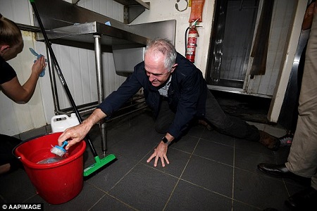 Tin thế giới - Thủ tướng Australia quỳ gối dọn bếp giúp người dân vùng bão