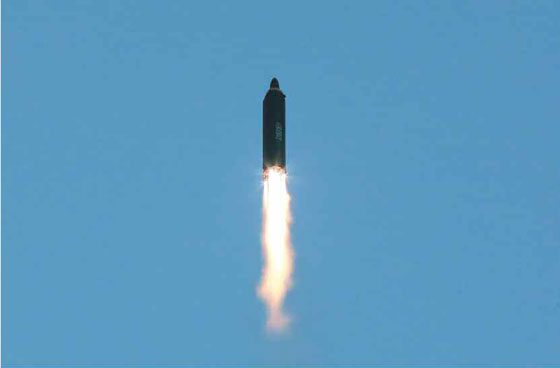 Tin thế giới - Kim Jong-un ăn mừng vụ thử tên lửa ‘hạt nhân’ thành công nhất từ trước tới nay (Hình 6).
