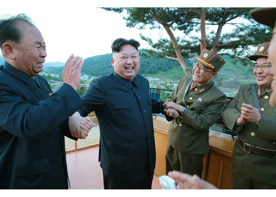 Tin thế giới - Kim Jong-un ăn mừng vụ thử tên lửa ‘hạt nhân’ thành công nhất từ trước tới nay (Hình 7).