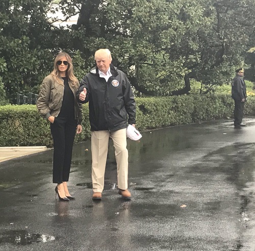 Tin thế giới - Vợ Tổng thống Trump bị chỉ trích vì đi giày cao gót đến thăm vùng tâm bão