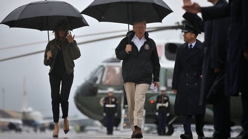 Tin thế giới - Vợ Tổng thống Trump bị chỉ trích vì đi giày cao gót đến thăm vùng tâm bão (Hình 2).