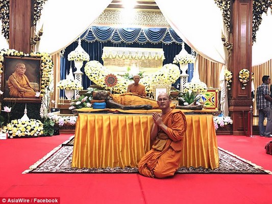 Tin thế giới - Thi thể nhà sư Thái Lan “mỉm cười” sau 2 tháng qua đời (Hình 2).