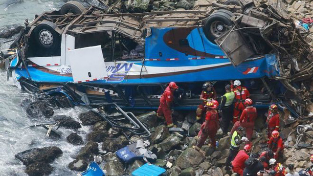 Tin thế giới - Peru: Xe buýt va chạm xe tải tại ‘đường cong ma quỷ’, 36 người thiệt mạng (Hình 2).