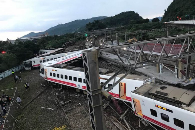Tin tức - Vụ tàu hỏa trật đường ray ở Đài Loan: 8 người trong một gia đình thiệt mạng (Hình 2).