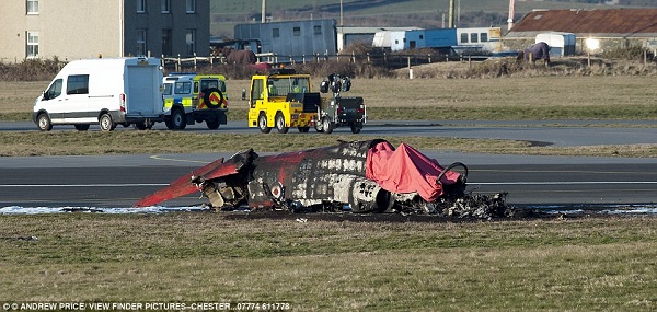 Tin thế giới - Phi công Anh may mắn thoát chết khi máy bay chiến đấu nổ tung trên không