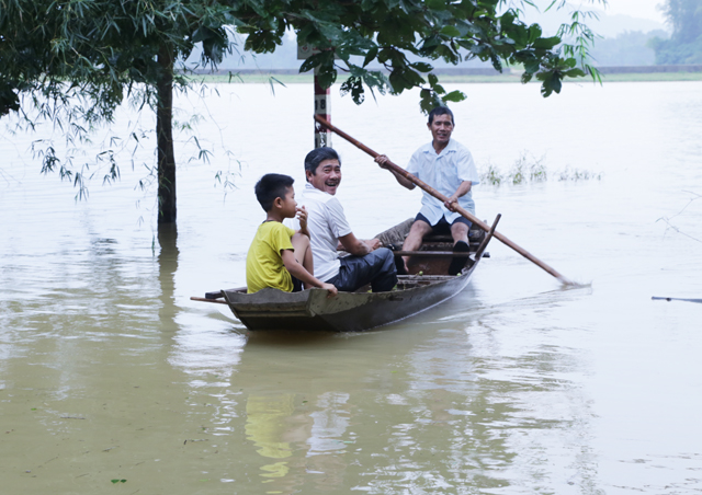 Hàng nghìn học sinh ở Nghệ An và Hà Tĩnh vẫn phải nghỉ học vì mưa lũ - Ảnh 1